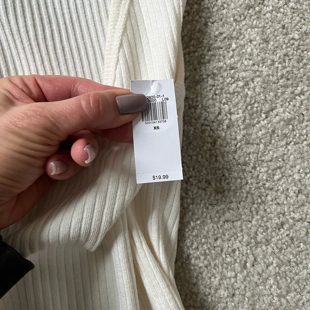 Bundle of Two Old Navy Ribbed V-Neck Tank Top - Black and Cream Size XS NWT - Picture 2 of 8